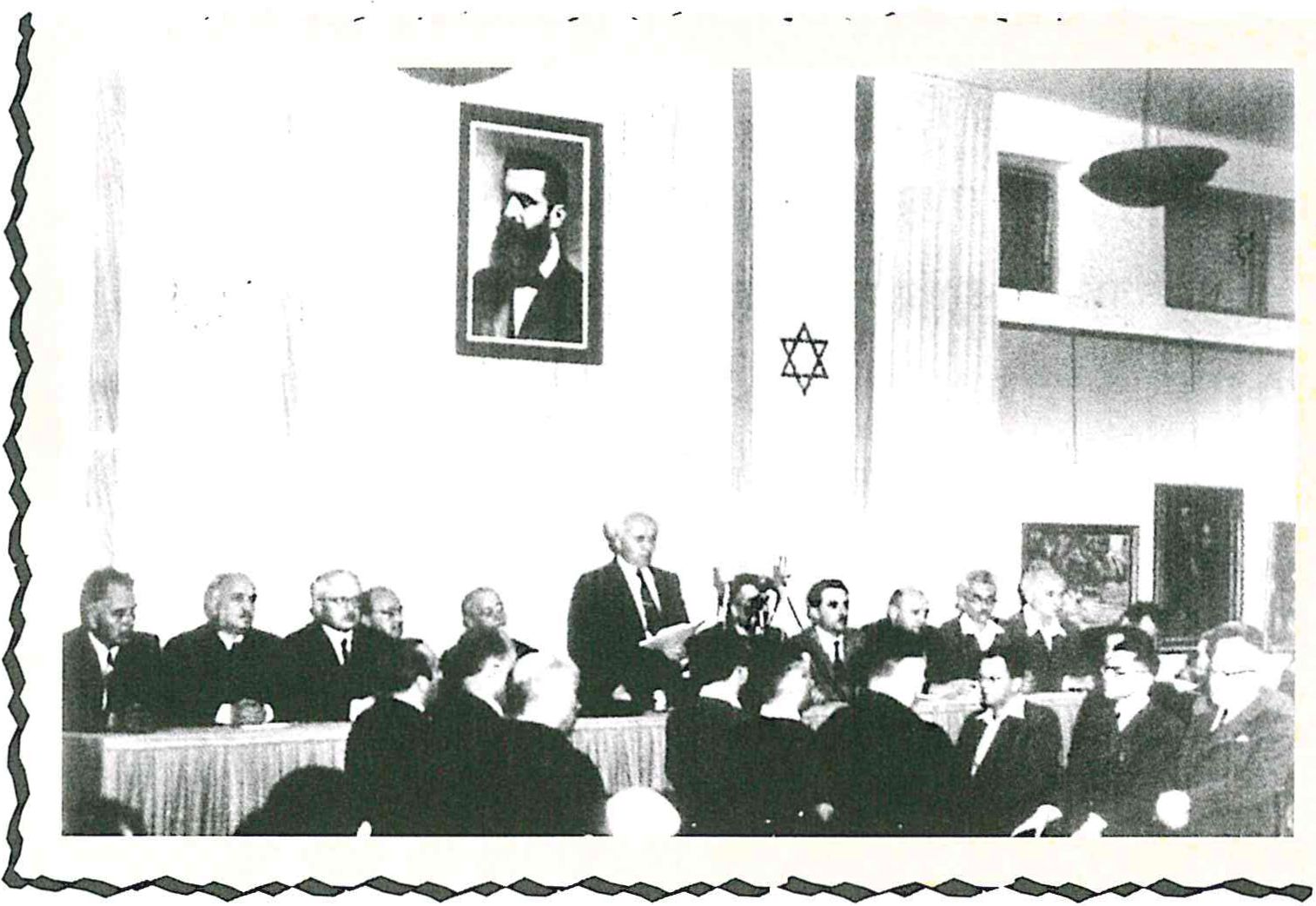 (בספר תמונה של טקס הכרזת המדינה במוזיאון תל אביב)